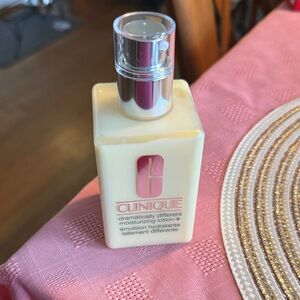 Clinique Dramatically Different Moisturizing Lotion - Cream